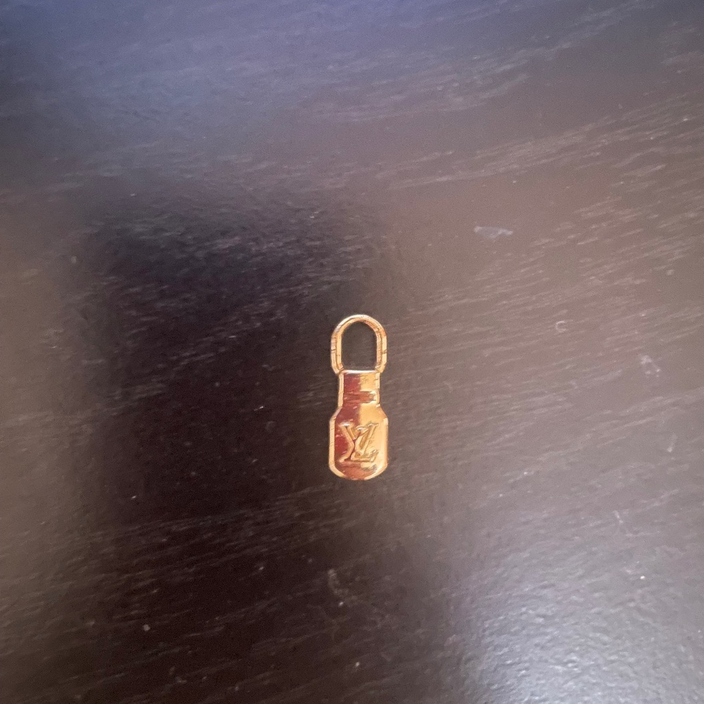 Lv zipper pull